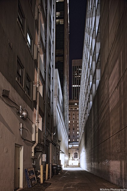 夜間的街道防火巷，用