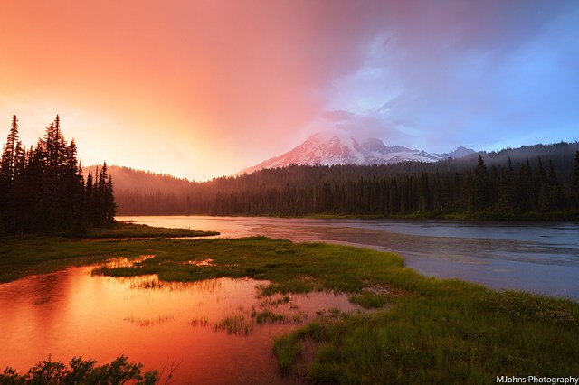 雷尼爾山倒影湖夕色。 拍攝手法：注意拍攝時曝光取得最大的寬容度，以利在後製調整反差。
